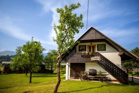 Property building, Day, Natural landscape, Garden, Garden view, Mountain view