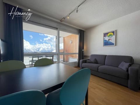 Living room, Dining area, Mountain view