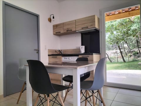Kitchen or kitchenette, Dining area