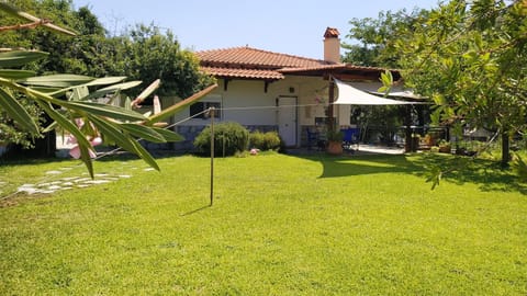 Property building, Day, Natural landscape, Garden, Garden view