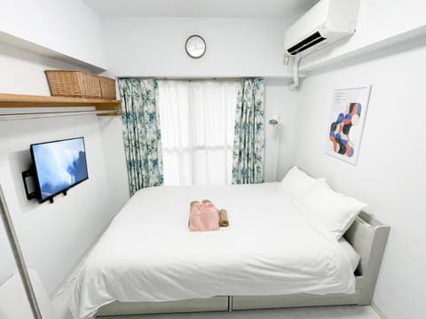 Bed, TV and multimedia, Photo of the whole room, Bedroom, towels, air conditioner
