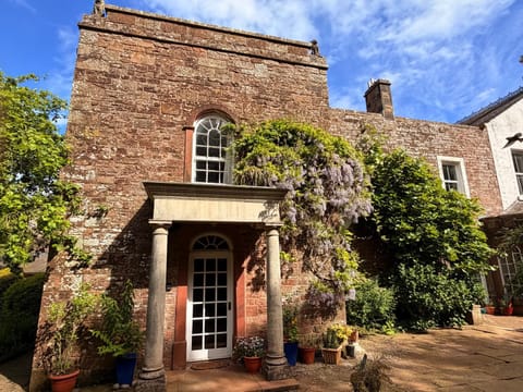 Property building, Patio, Facade/entrance, Garden, Landmark view