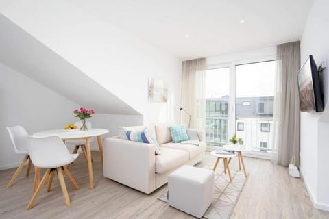 Communal lounge/ TV room, TV and multimedia, Living room, Seating area, Dining area, Evening entertainment