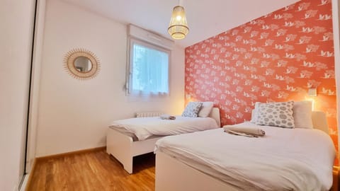 Bed, Photo of the whole room, towels