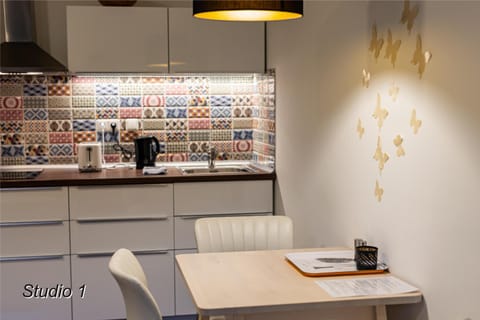 Kitchen or kitchenette, Dining area