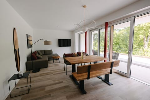 TV and multimedia, Living room, Seating area, Dining area