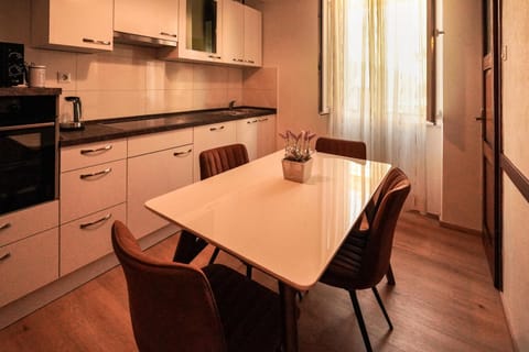 Coffee/tea facilities, Kitchen or kitchenette, Living room, Seating area, Dining area, minibar, pet friendly, stove
