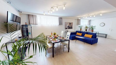 Communal lounge/ TV room, TV and multimedia, Living room, Food and drinks, Seating area, Dining area, Evening entertainment, Food