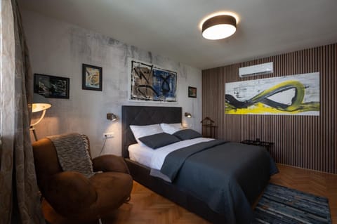 Bed, TV and multimedia, Living room, Photo of the whole room, Decorative detail, Seating area, Bedroom