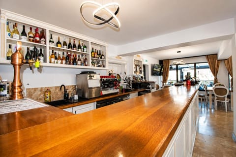 Restaurant/places to eat, Coffee/tea facilities, Lounge or bar