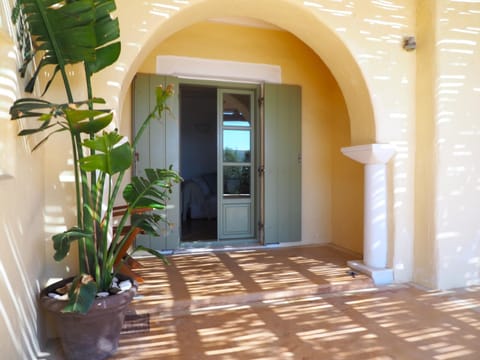 Ochre Dream, Beach front & Sunset villa Naousa House in Naousa