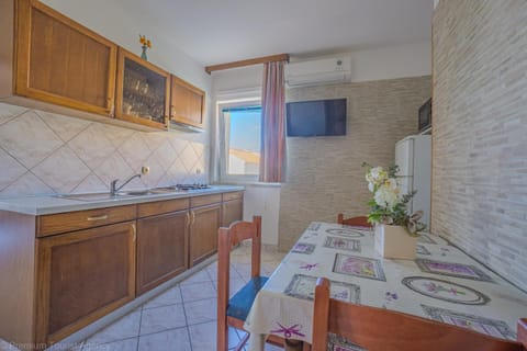 TV and multimedia, Kitchen or kitchenette, Dining area, stove