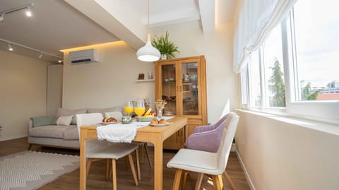 Living room, Seating area, Dining area, air conditioner