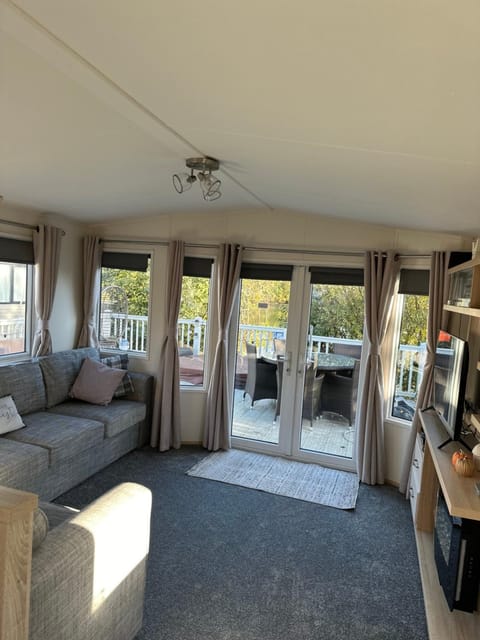 Anglers Rest, with Hot Tub and Private Fishing Peg Campground/ 
RV Resort in Tattershall