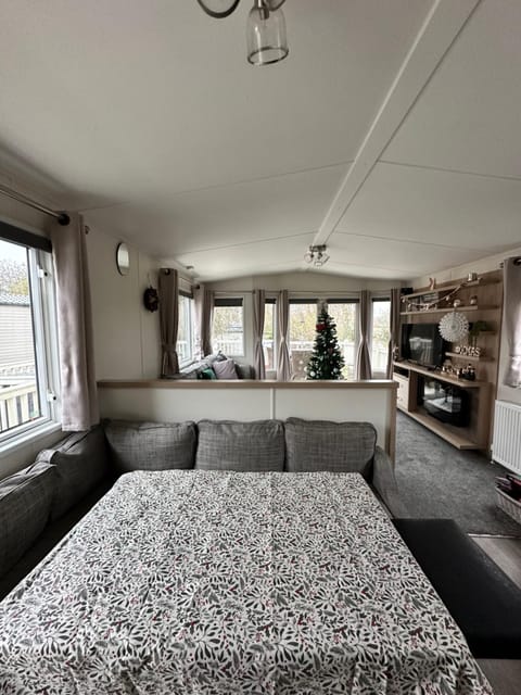 Anglers Rest, with Hot Tub and Private Fishing Peg Campground/ 
RV Resort in Tattershall