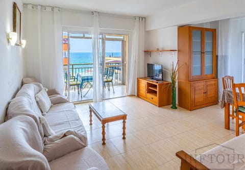 Communal lounge/ TV room, TV and multimedia, Balcony/Terrace, Living room, Dining area, City view, Sea view