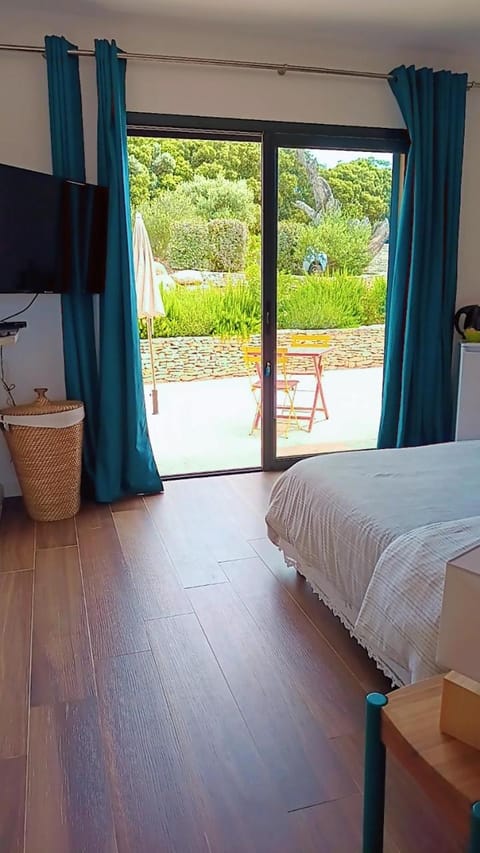 TV and multimedia, Balcony/Terrace, Photo of the whole room, Garden view
