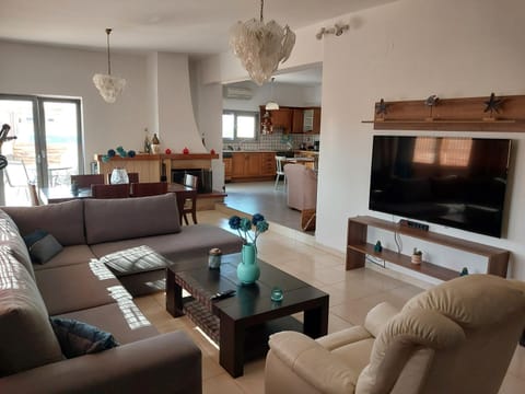 TV and multimedia, Living room, Seating area, Dining area