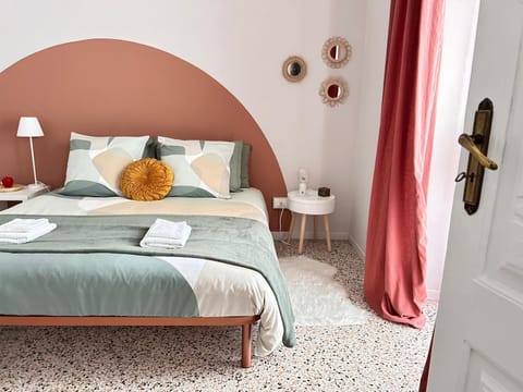 Bed, Bedroom, towels