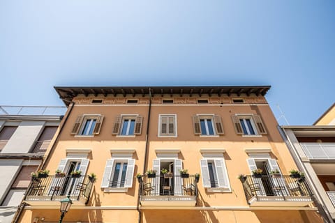 Property building, Day, Balcony/Terrace