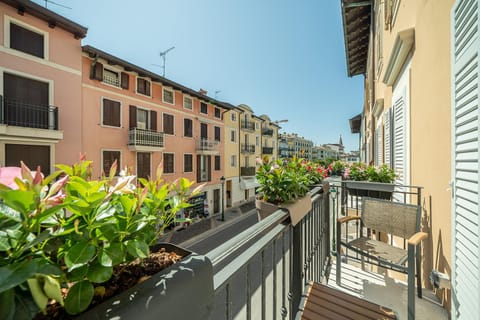 Day, Neighbourhood, Balcony/Terrace, City view