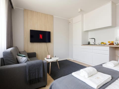 Bed, TV and multimedia, Kitchen or kitchenette, Living room, Food and drinks, Photo of the whole room, Seating area, Bedroom, Food, minibar, towels