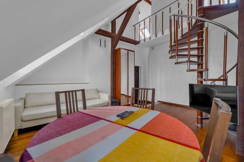 Bed, Living room, Photo of the whole room, Seating area, Bedroom