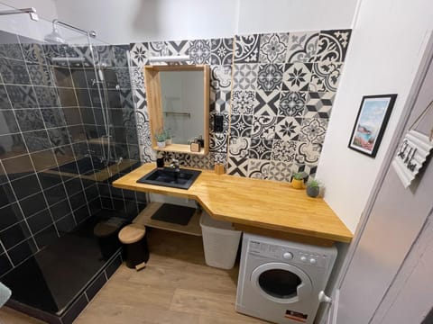 Bathroom, washing machine