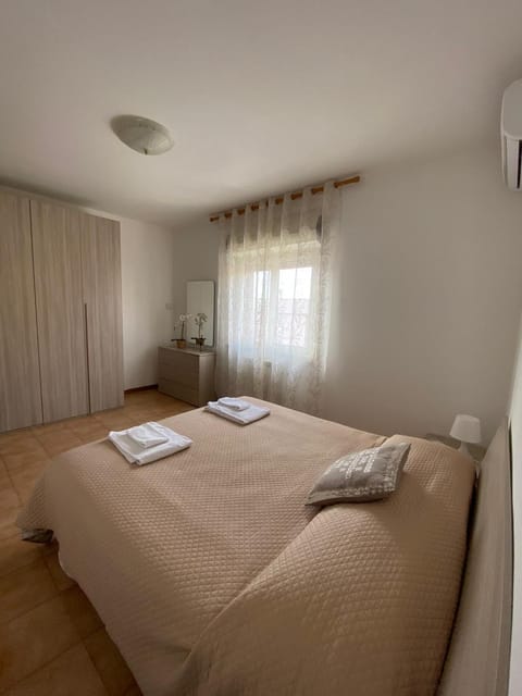 Bed, Photo of the whole room, Bedroom, towels, wardrobe