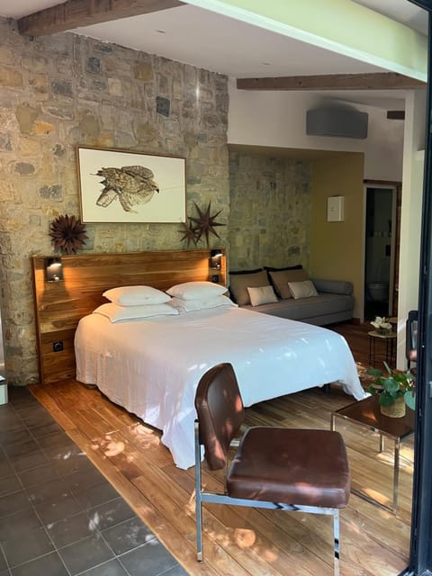 Bed, Photo of the whole room, Seating area, air conditioner