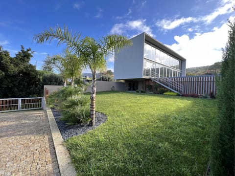 Property building, Facade/entrance, Off site, Garden, Garden, Garden view, Parking