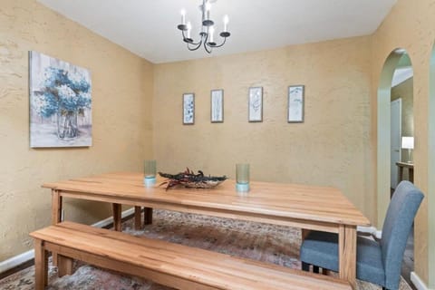 Firepit & Patio- Mins to Dining- The Vaughnique House in Montgomery