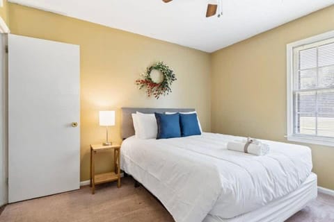 Firepit & Patio- Mins to Dining- The Vaughnique House in Montgomery