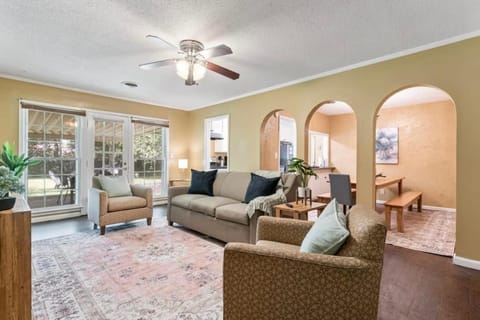 Firepit & Patio- Mins to Dining- The Vaughnique House in Montgomery