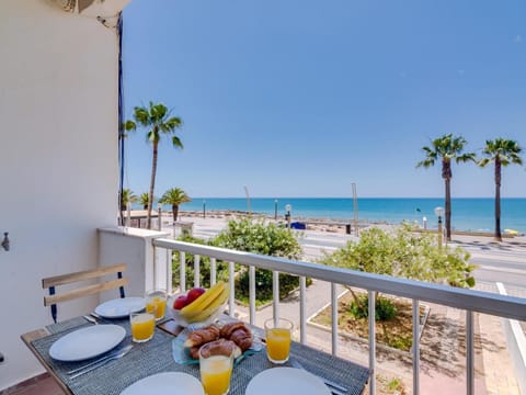 Patio, Day, Natural landscape, View (from property/room), Balcony/Terrace, Balcony/Terrace, Food and drinks, Dining area, Beach, Food, Sea view, Drinks