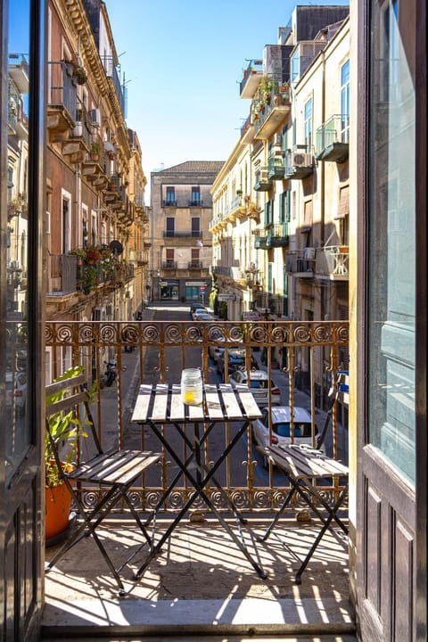 Property building, Patio, Day, Summer, View (from property/room), Balcony/Terrace, Decorative detail, Dining area, City view, Street view, Dinner, Seasons