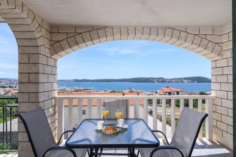 Natural landscape, View (from property/room), Balcony/Terrace, Seating area, Sea view