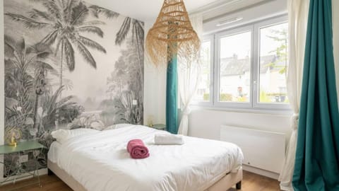 Bed, Photo of the whole room, Bedroom, towels