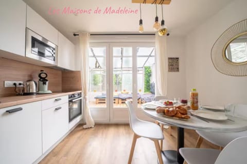 Coffee/tea facilities, Kitchen or kitchenette, Food and drinks, Dining area, stove