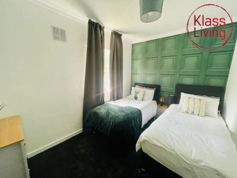 Bed, Decorative detail, Bedroom, Guests, group of guests, cot, Family