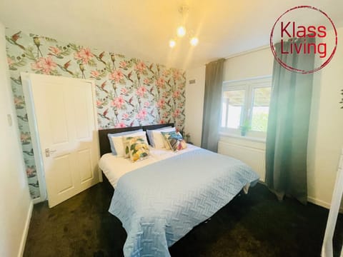 Bed, Decorative detail, Bedroom, Guests, group of guests, cot, Family