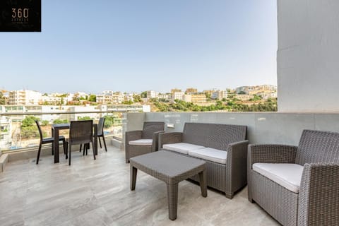 Patio, Day, Natural landscape, View (from property/room), Balcony/Terrace, Living room, Seating area, City view