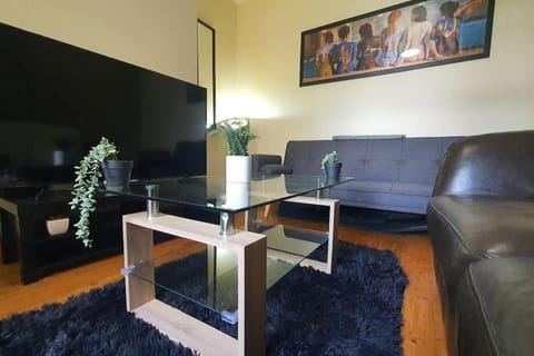 Free Netflix, Large House, Great Price Apartment in Cardiff