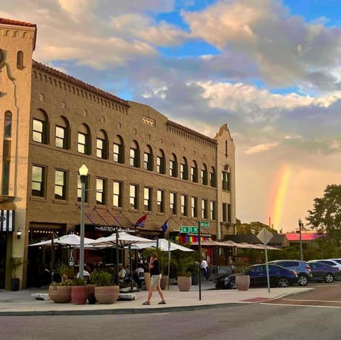 Property building, Day, People, Neighbourhood, Seating area, City view, Street view, Location