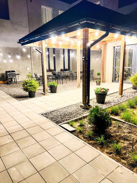 Property building, Patio, Balcony/Terrace