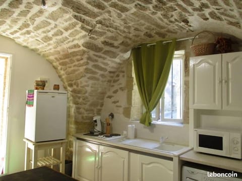 Kitchen or kitchenette, minibar