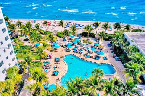 Property building, Nearby landmark, Day, Natural landscape, Bird's eye view, Beach, Evening entertainment, City view, Pool view, Sea view, Swimming pool, sunbed