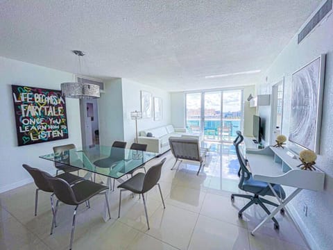 TV and multimedia, Kitchen or kitchenette, Living room, Seating area, Dining area