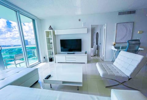 Communal lounge/ TV room, Natural landscape, TV and multimedia, Living room, Seating area, Evening entertainment