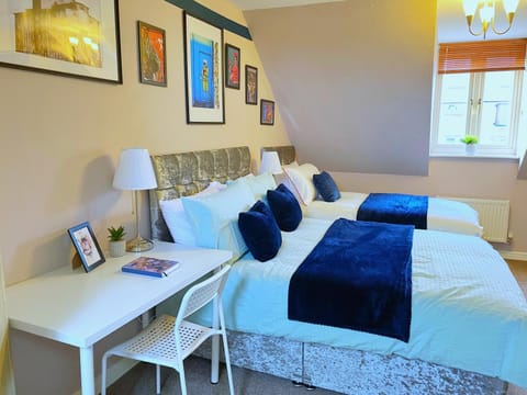 Bed, Living room, Photo of the whole room, Seating area, Bedroom